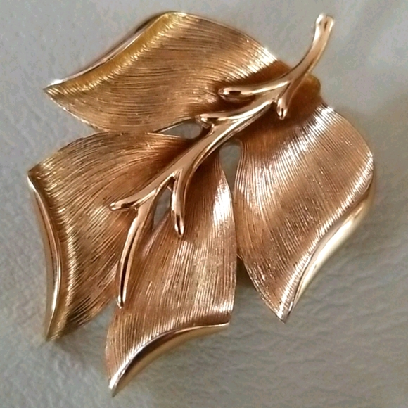 Vintage Signed MONET Brushed Goldtone Leaf Brooch - Picture 6 of 15
